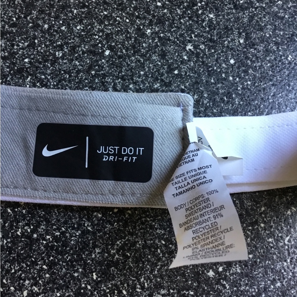 NIKE - Picture 11 of 15